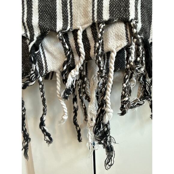 Buldano Cotton/Linen Blend Gray and White Striped Turkish Towel/ Shawl/ Scarf - Picture 3 of 6